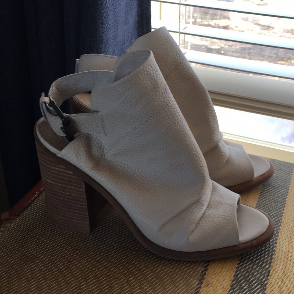 Super Cute Fawn Colored Heeled Shoes.